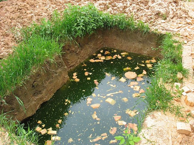 Наличие тяжелых глинистых почв часто связано с высоким уровнем грунтовых вод. Но это вполне «излечимо» дренажем